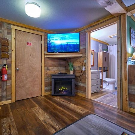 Steps From Downtown Pigeon Forge Parkway + Private Hottub And Firepit - Wifi - Firefly Bungalows Luaran gambar