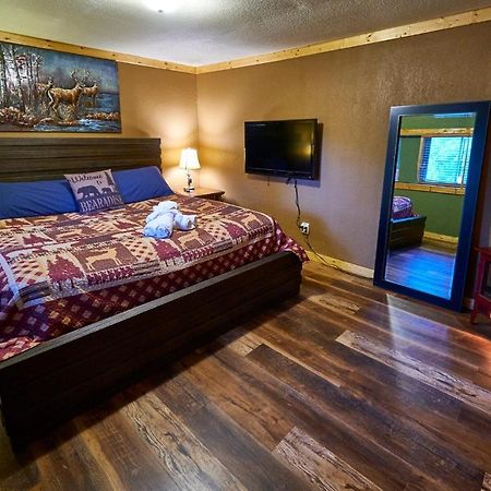 Steps From Downtown Pigeon Forge Parkway + Private Hottub And Firepit - Wifi - Firefly Bungalows Luaran gambar