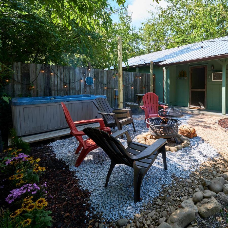 Steps From Downtown Pigeon Forge Parkway + Private Hottub And Firepit - Wifi - Firefly Bungalows Luaran gambar