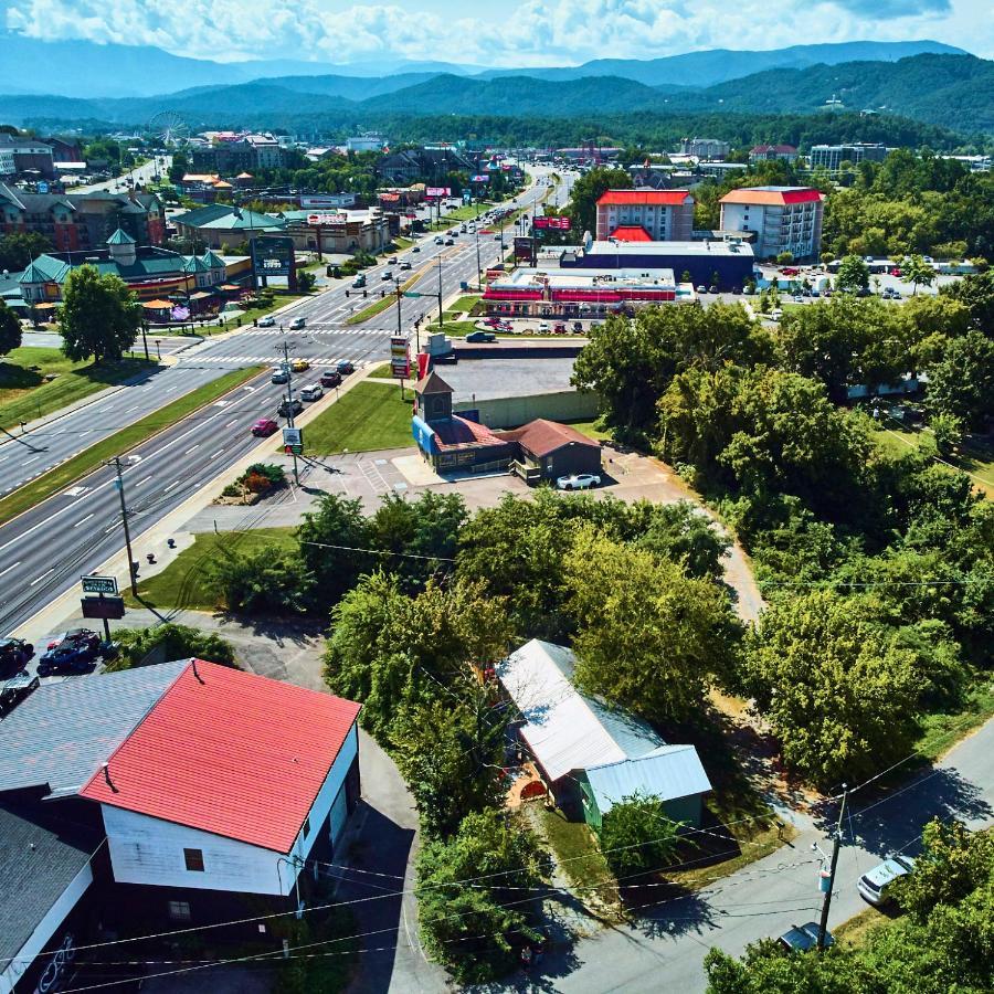Steps From Downtown Pigeon Forge Parkway + Private Hottub And Firepit - Wifi - Firefly Bungalows Luaran gambar