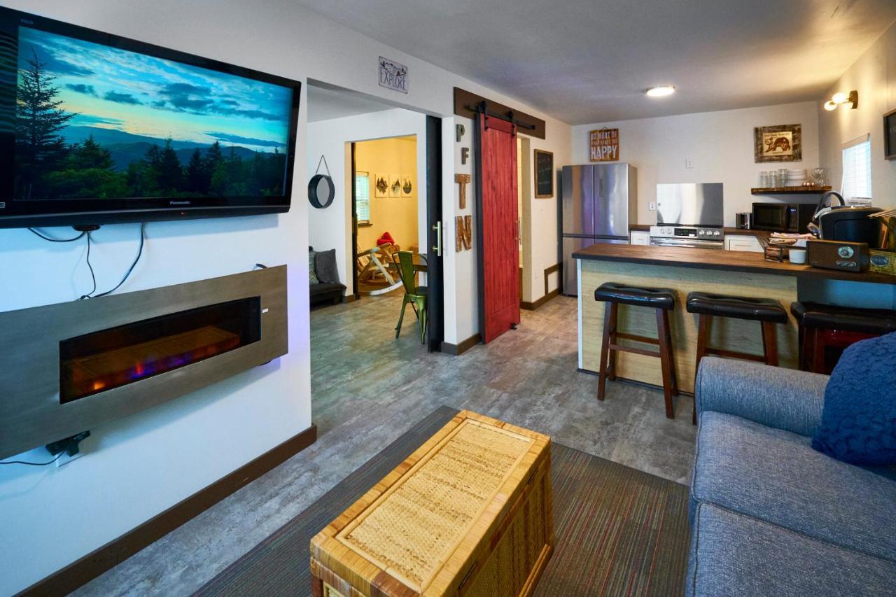 Steps From Downtown Pigeon Forge Parkway + Private Hottub And Firepit - Wifi - Firefly Bungalows Luaran gambar