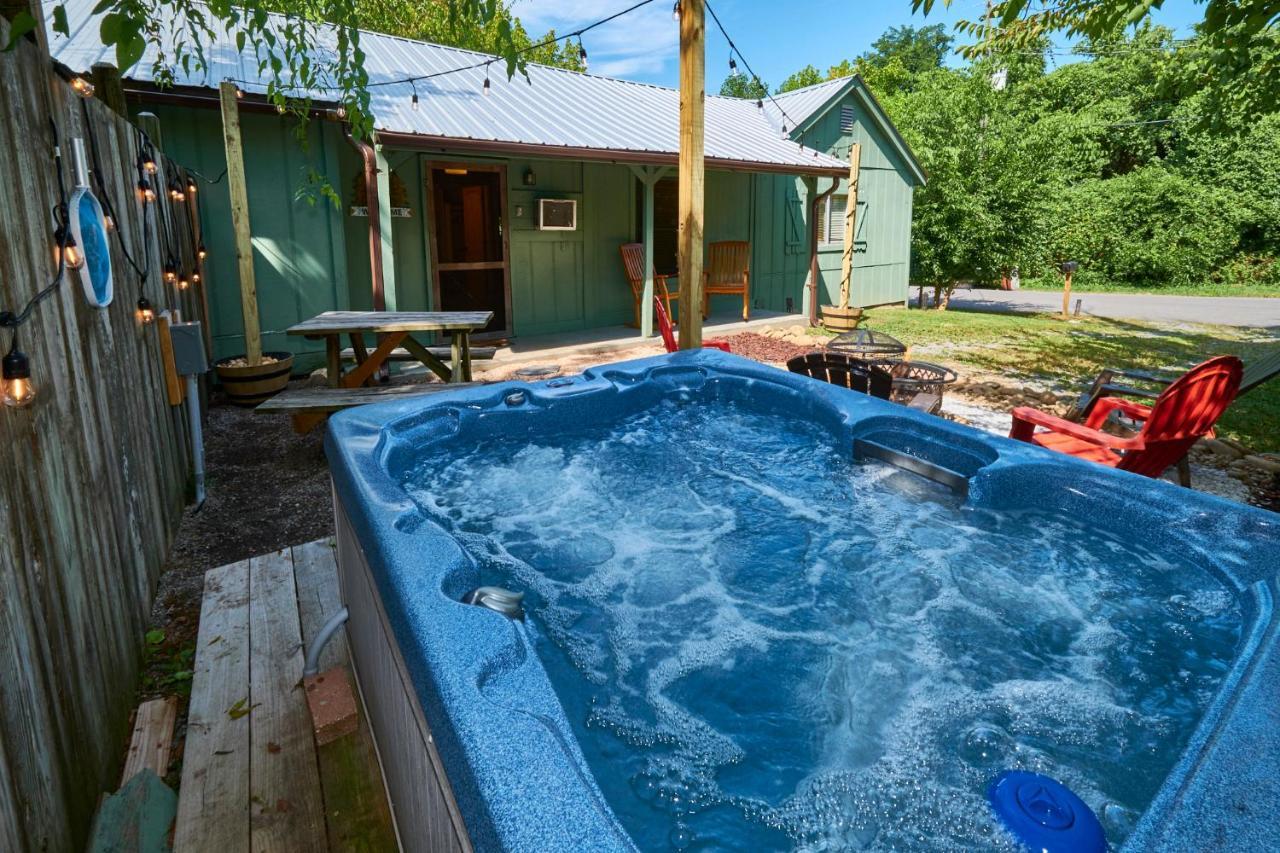 Steps From Downtown Pigeon Forge Parkway + Private Hottub And Firepit - Wifi - Firefly Bungalows Luaran gambar