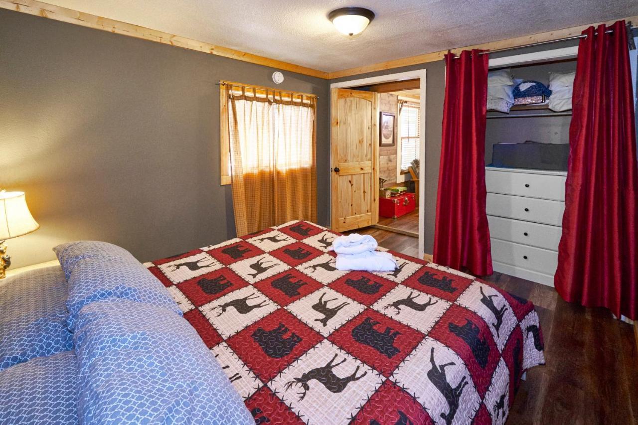 Steps From Downtown Pigeon Forge Parkway + Private Hottub And Firepit - Wifi - Firefly Bungalows Luaran gambar