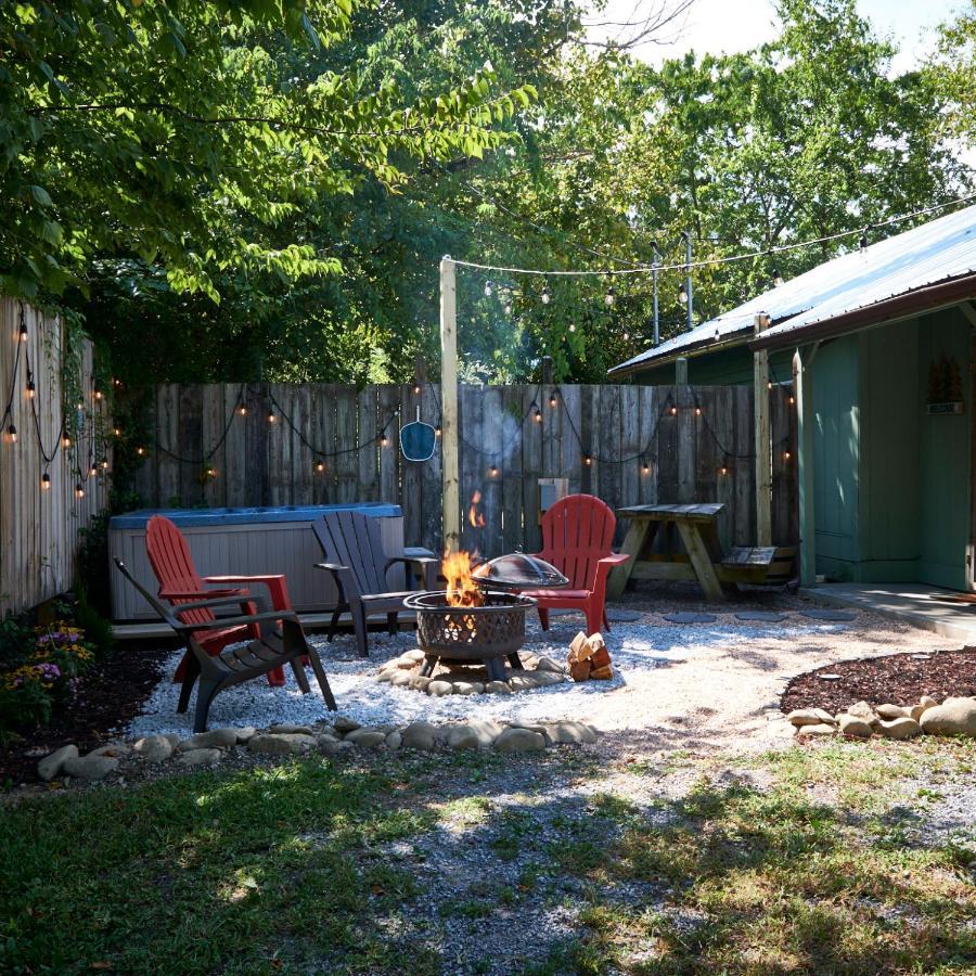 Steps From Downtown Pigeon Forge Parkway + Private Hottub And Firepit - Wifi - Firefly Bungalows Luaran gambar