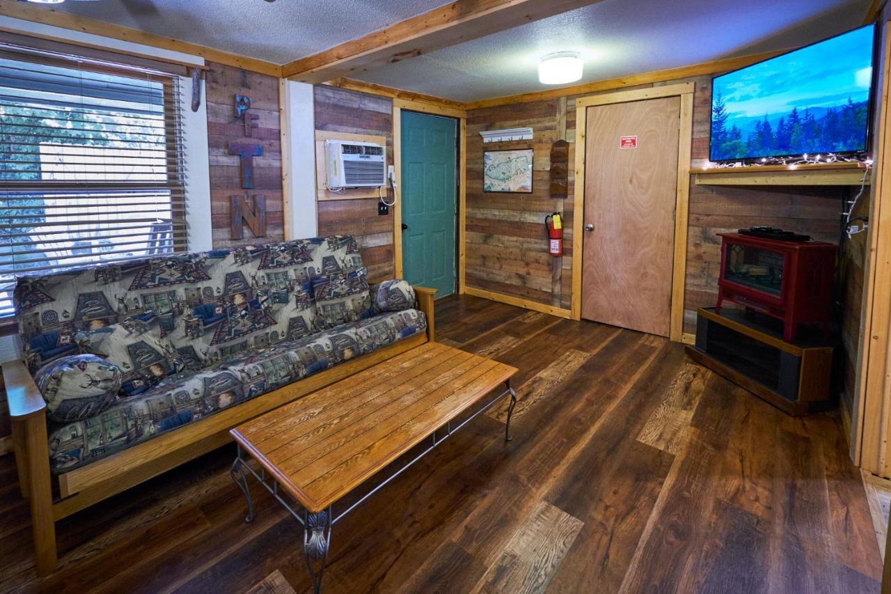 Steps From Downtown Pigeon Forge Parkway + Private Hottub And Firepit - Wifi - Firefly Bungalows Luaran gambar