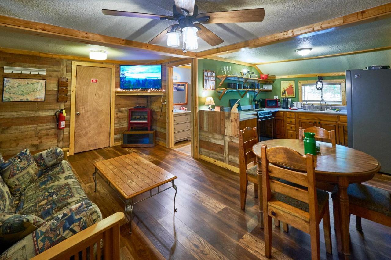 Steps From Downtown Pigeon Forge Parkway + Private Hottub And Firepit - Wifi - Firefly Bungalows Luaran gambar