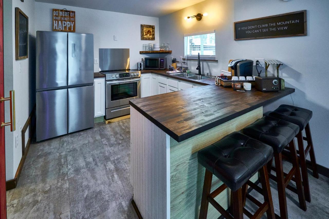 Steps From Downtown Pigeon Forge Parkway + Private Hottub And Firepit - Wifi - Firefly Bungalows Luaran gambar