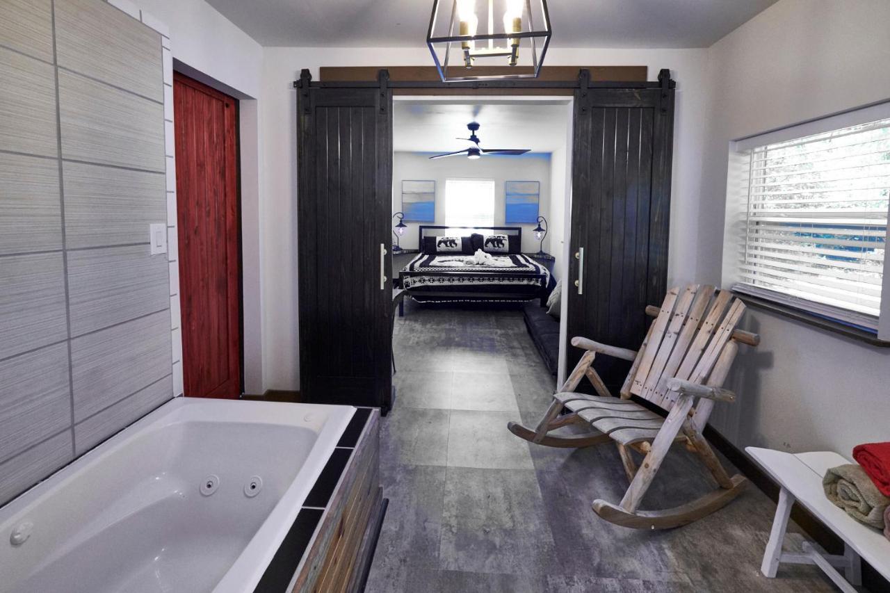 Steps From Downtown Pigeon Forge Parkway + Private Hottub And Firepit - Wifi - Firefly Bungalows Luaran gambar