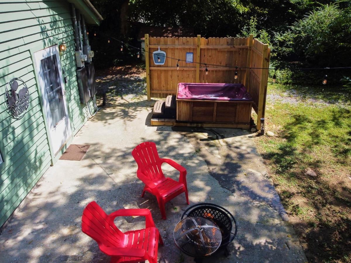 Steps From Downtown Pigeon Forge Parkway + Private Hottub And Firepit - Wifi - Firefly Bungalows Luaran gambar