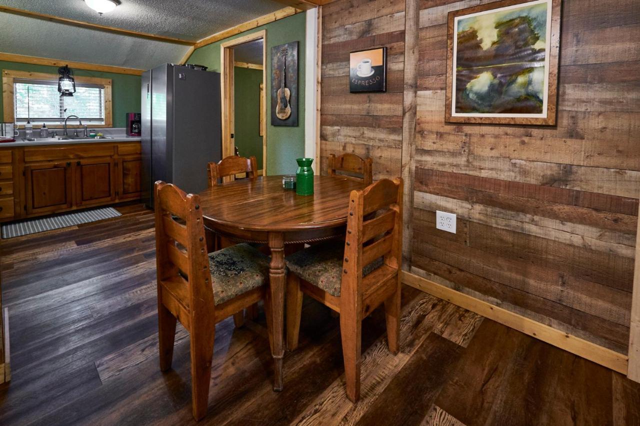 Steps From Downtown Pigeon Forge Parkway + Private Hottub And Firepit - Wifi - Firefly Bungalows Luaran gambar