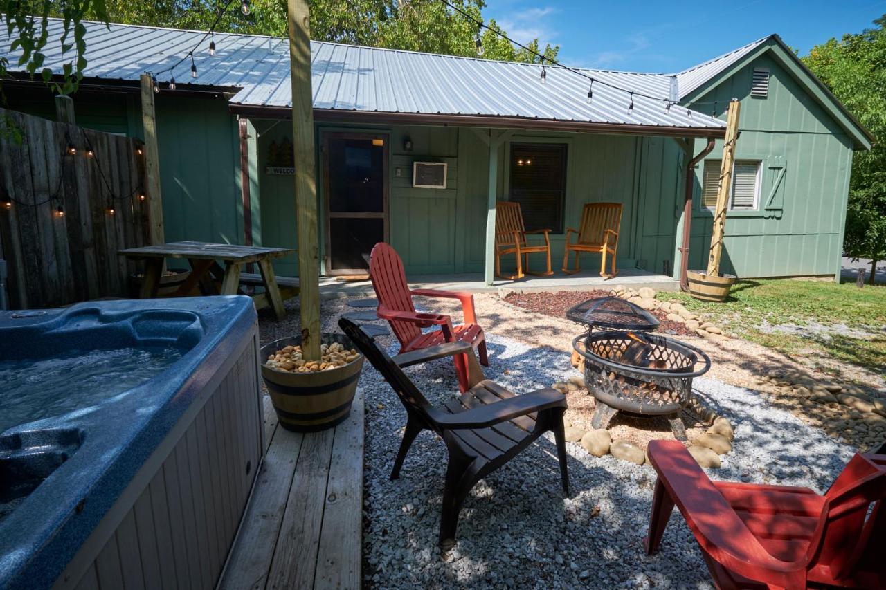 Steps From Downtown Pigeon Forge Parkway + Private Hottub And Firepit - Wifi - Firefly Bungalows Luaran gambar