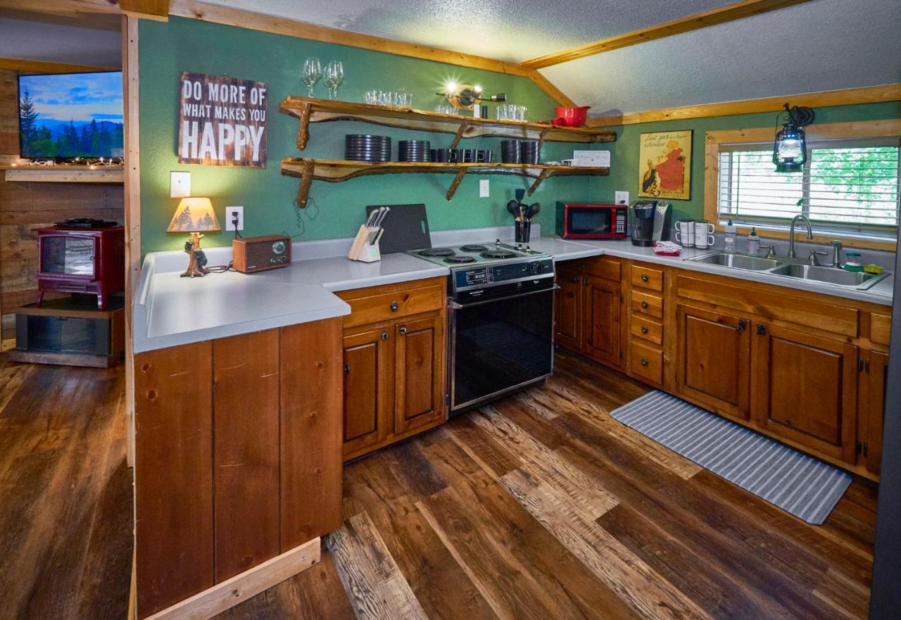 Steps From Downtown Pigeon Forge Parkway + Private Hottub And Firepit - Wifi - Firefly Bungalows Luaran gambar