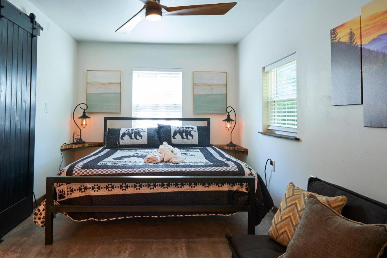 Steps From Downtown Pigeon Forge Parkway + Private Hottub And Firepit - Wifi - Firefly Bungalows Luaran gambar