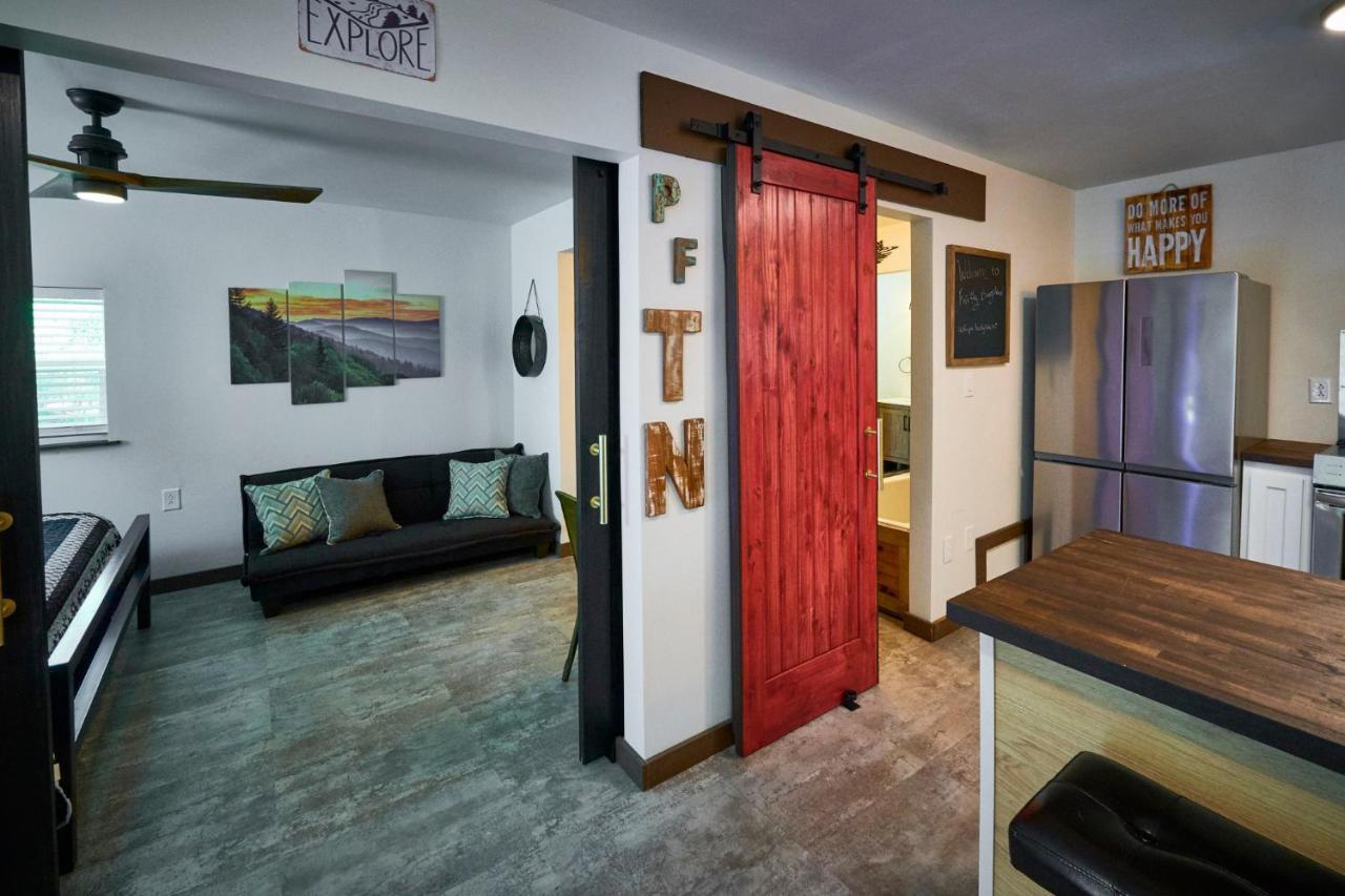 Steps From Downtown Pigeon Forge Parkway + Private Hottub And Firepit - Wifi - Firefly Bungalows Luaran gambar