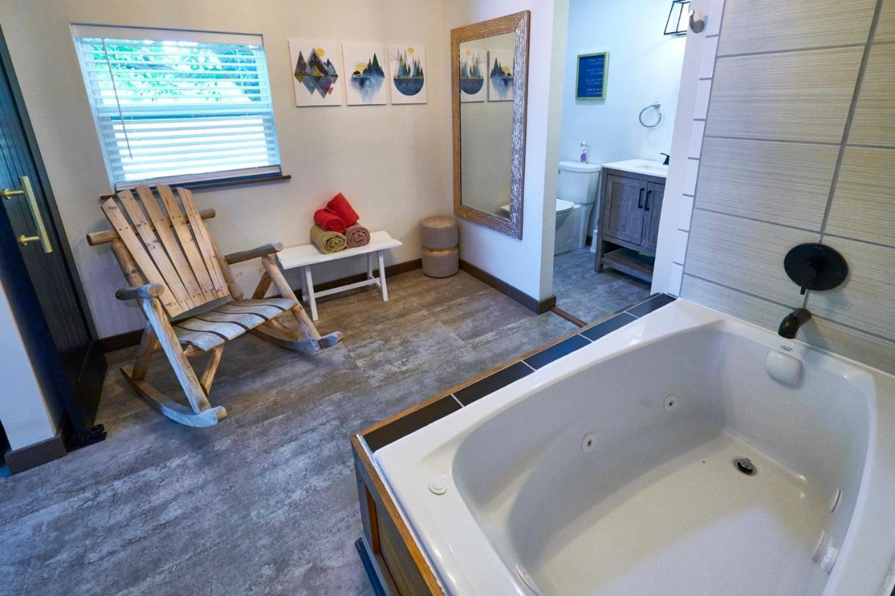 Steps From Downtown Pigeon Forge Parkway + Private Hottub And Firepit - Wifi - Firefly Bungalows Luaran gambar