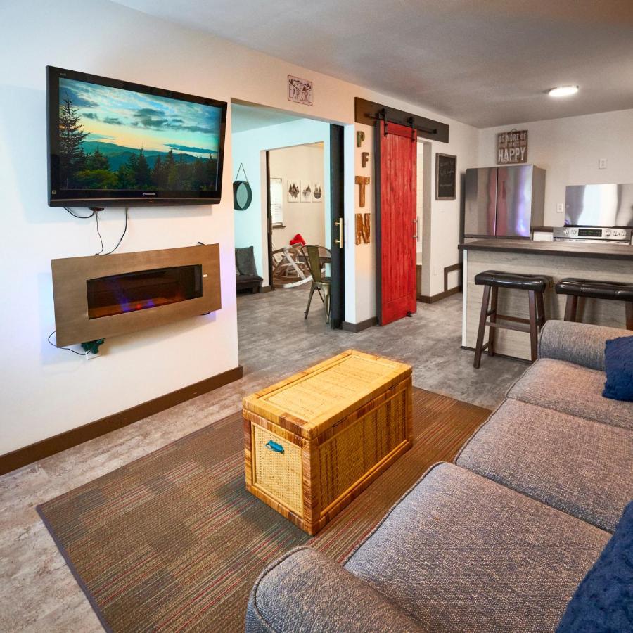 Steps From Downtown Pigeon Forge Parkway + Private Hottub And Firepit - Wifi - Firefly Bungalows Luaran gambar
