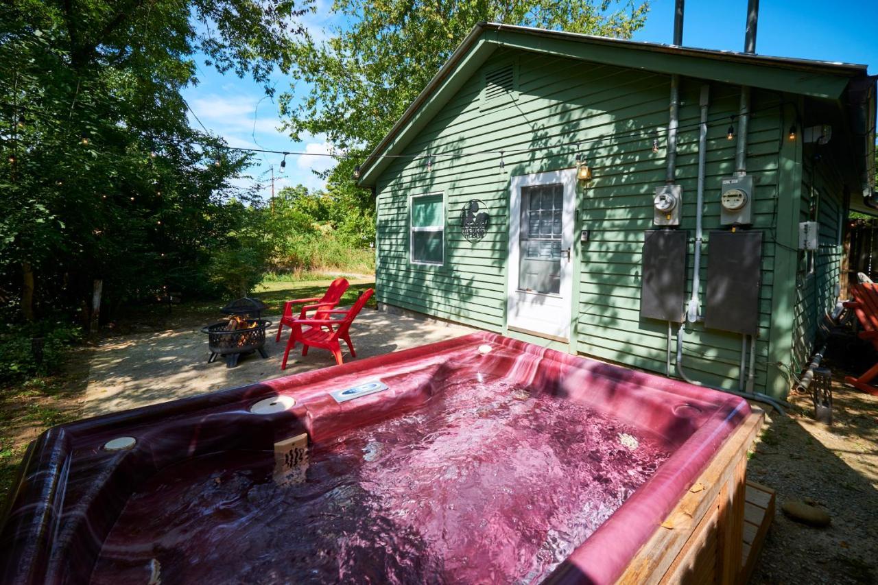 Steps From Downtown Pigeon Forge Parkway + Private Hottub And Firepit - Wifi - Firefly Bungalows Luaran gambar