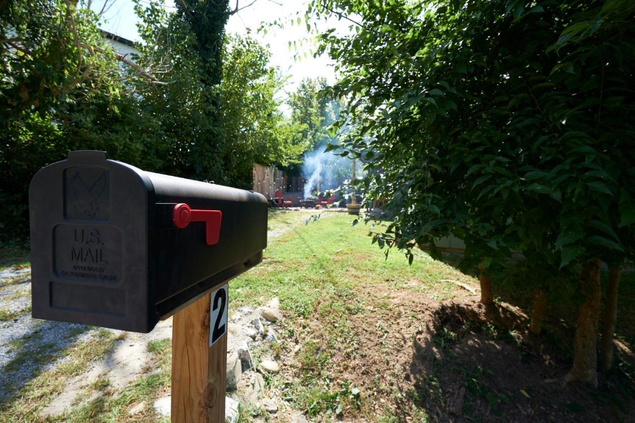 Steps From Downtown Pigeon Forge Parkway + Private Hottub And Firepit - Wifi - Firefly Bungalows Luaran gambar