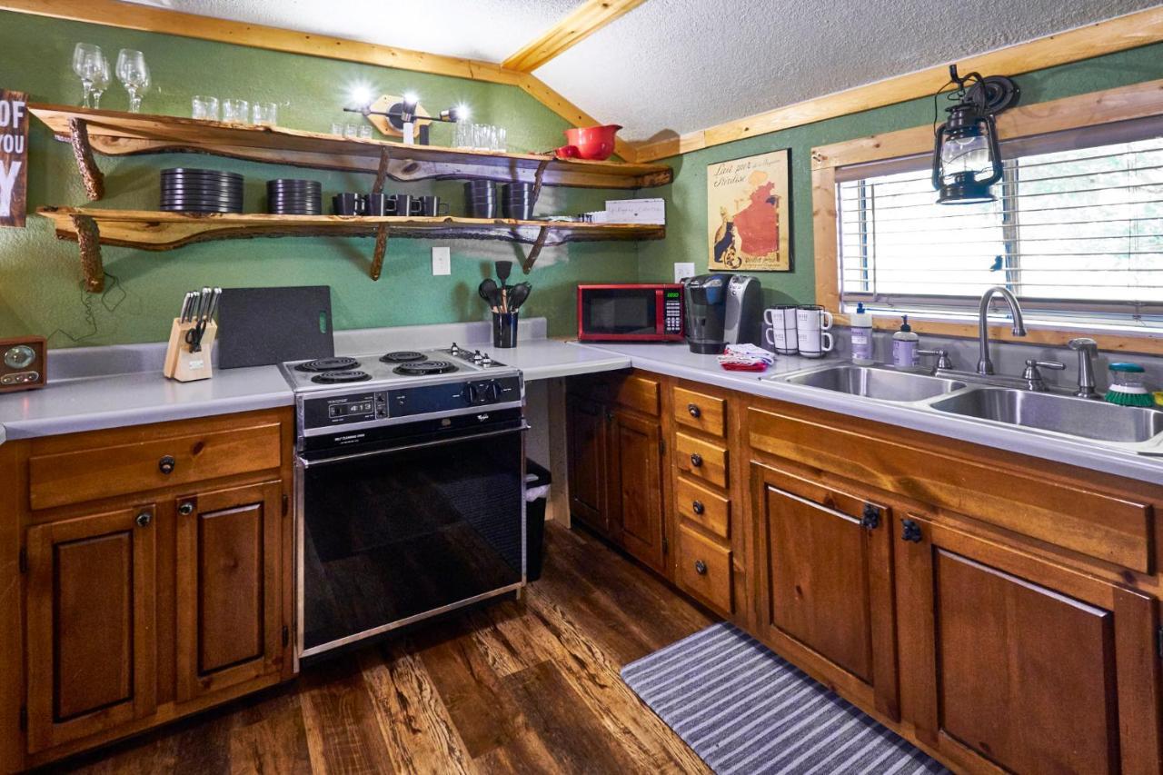 Steps From Downtown Pigeon Forge Parkway + Private Hottub And Firepit - Wifi - Firefly Bungalows Luaran gambar