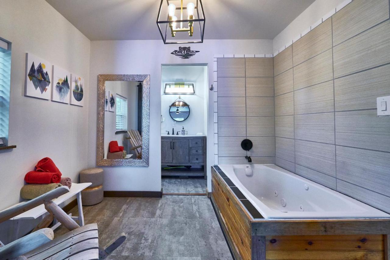 Steps From Downtown Pigeon Forge Parkway + Private Hottub And Firepit - Wifi - Firefly Bungalows Luaran gambar