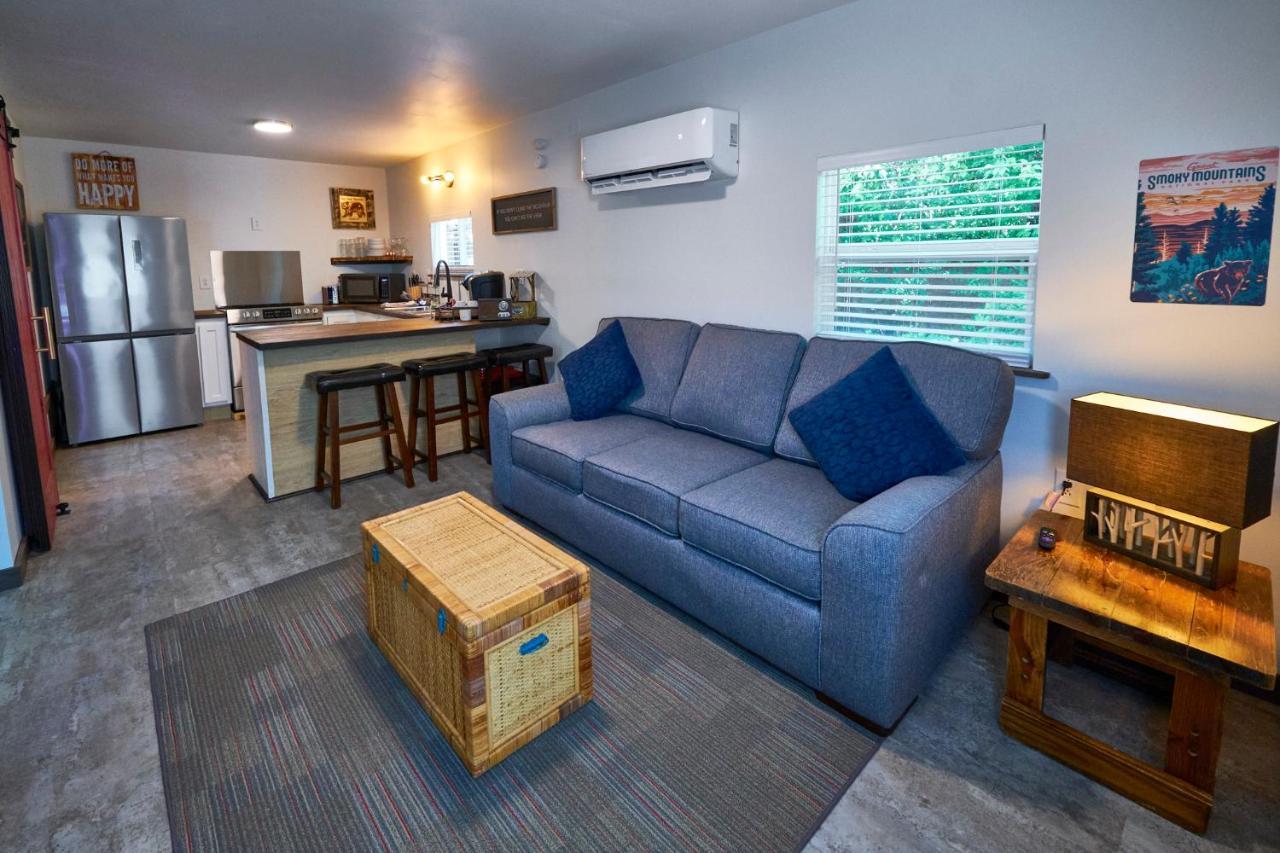 Steps From Downtown Pigeon Forge Parkway + Private Hottub And Firepit - Wifi - Firefly Bungalows Luaran gambar