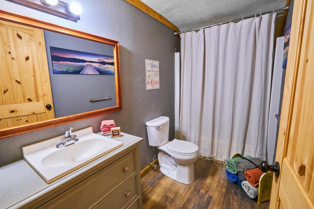 Steps From Downtown Pigeon Forge Parkway + Private Hottub And Firepit - Wifi - Firefly Bungalows Luaran gambar
