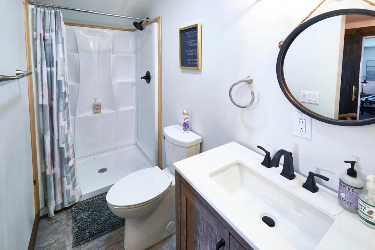 Steps From Downtown Pigeon Forge Parkway + Private Hottub And Firepit - Wifi - Firefly Bungalows Luaran gambar