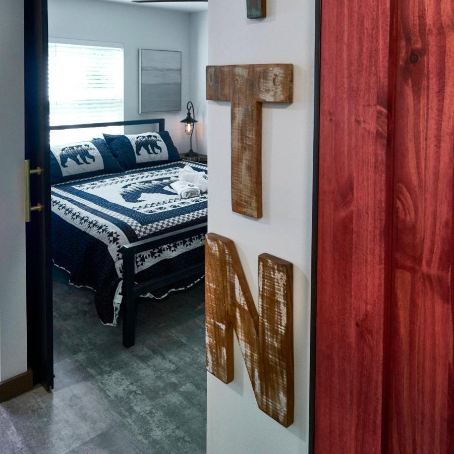 Steps From Downtown Pigeon Forge Parkway + Private Hottub And Firepit - Wifi - Firefly Bungalows Luaran gambar