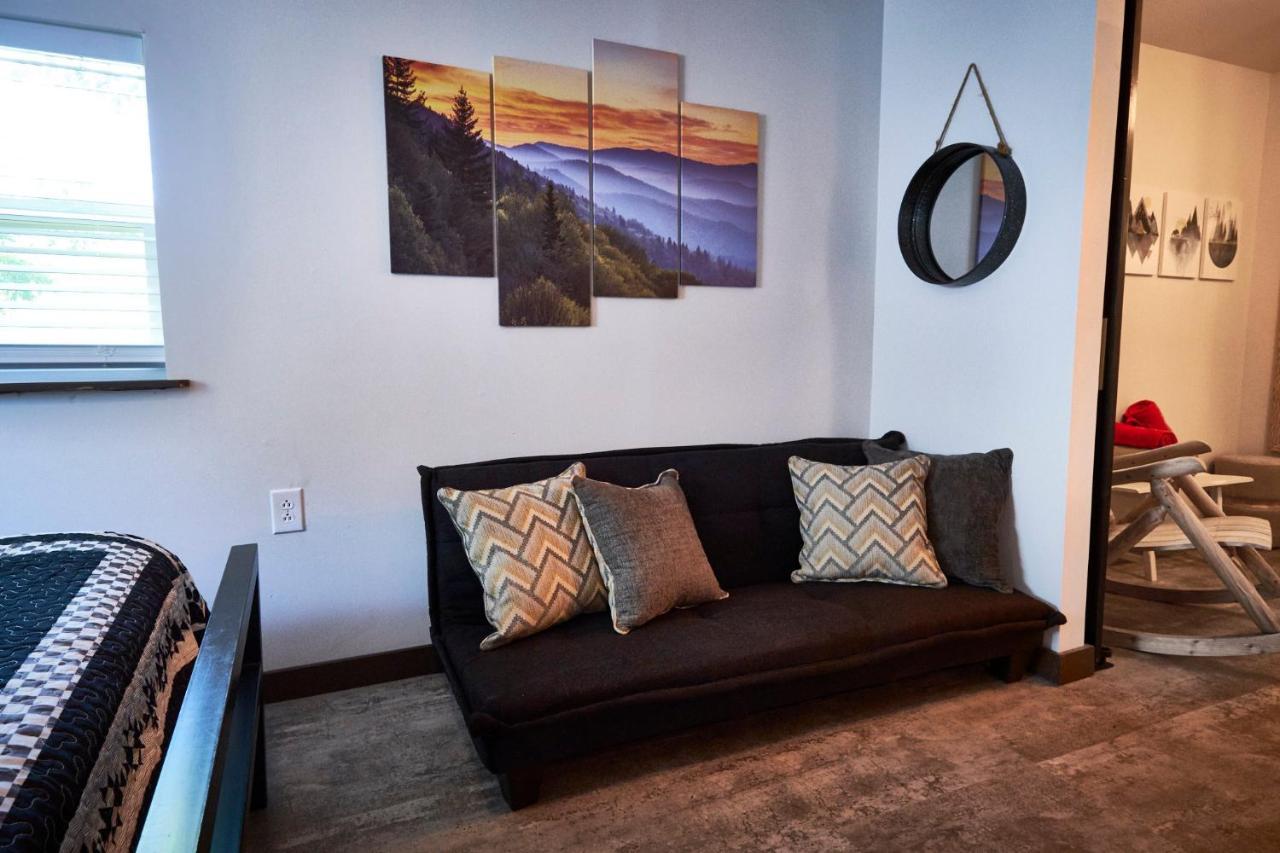 Steps From Downtown Pigeon Forge Parkway + Private Hottub And Firepit - Wifi - Firefly Bungalows Luaran gambar