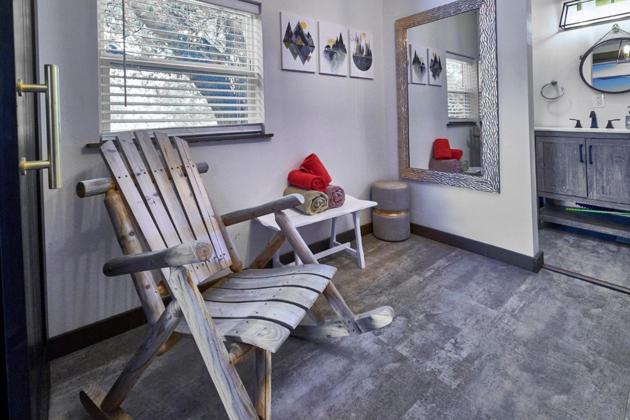 Steps From Downtown Pigeon Forge Parkway + Private Hottub And Firepit - Wifi - Firefly Bungalows Luaran gambar