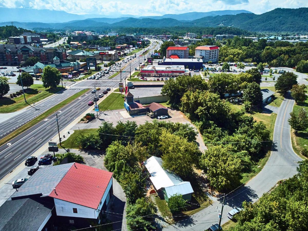 Steps From Downtown Pigeon Forge Parkway + Private Hottub And Firepit - Wifi - Firefly Bungalows Luaran gambar