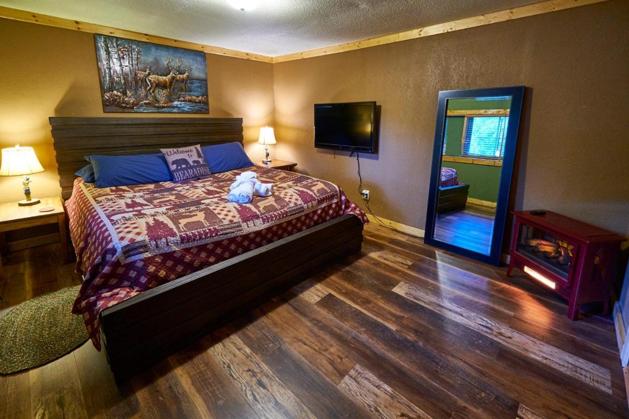 Steps From Downtown Pigeon Forge Parkway + Private Hottub And Firepit - Wifi - Firefly Bungalows Luaran gambar