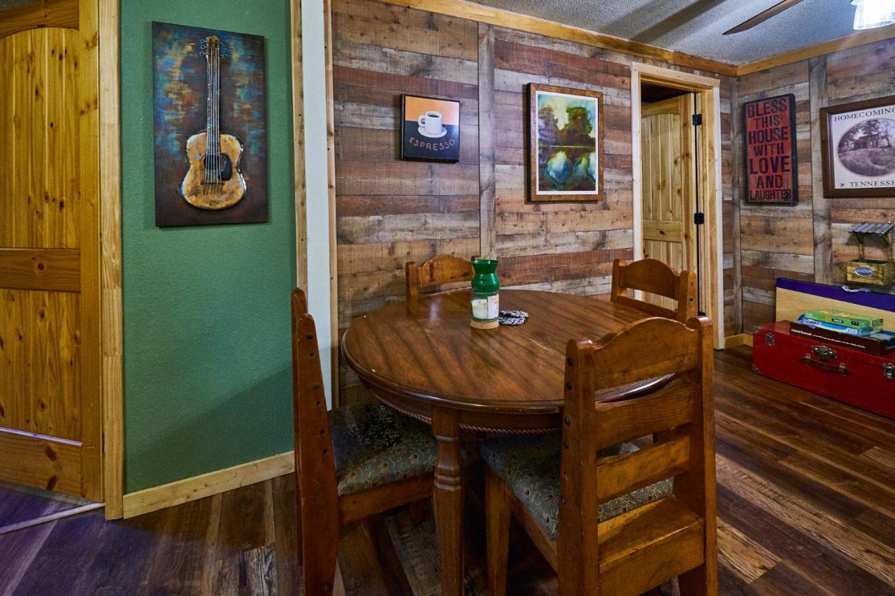 Steps From Downtown Pigeon Forge Parkway + Private Hottub And Firepit - Wifi - Firefly Bungalows Luaran gambar