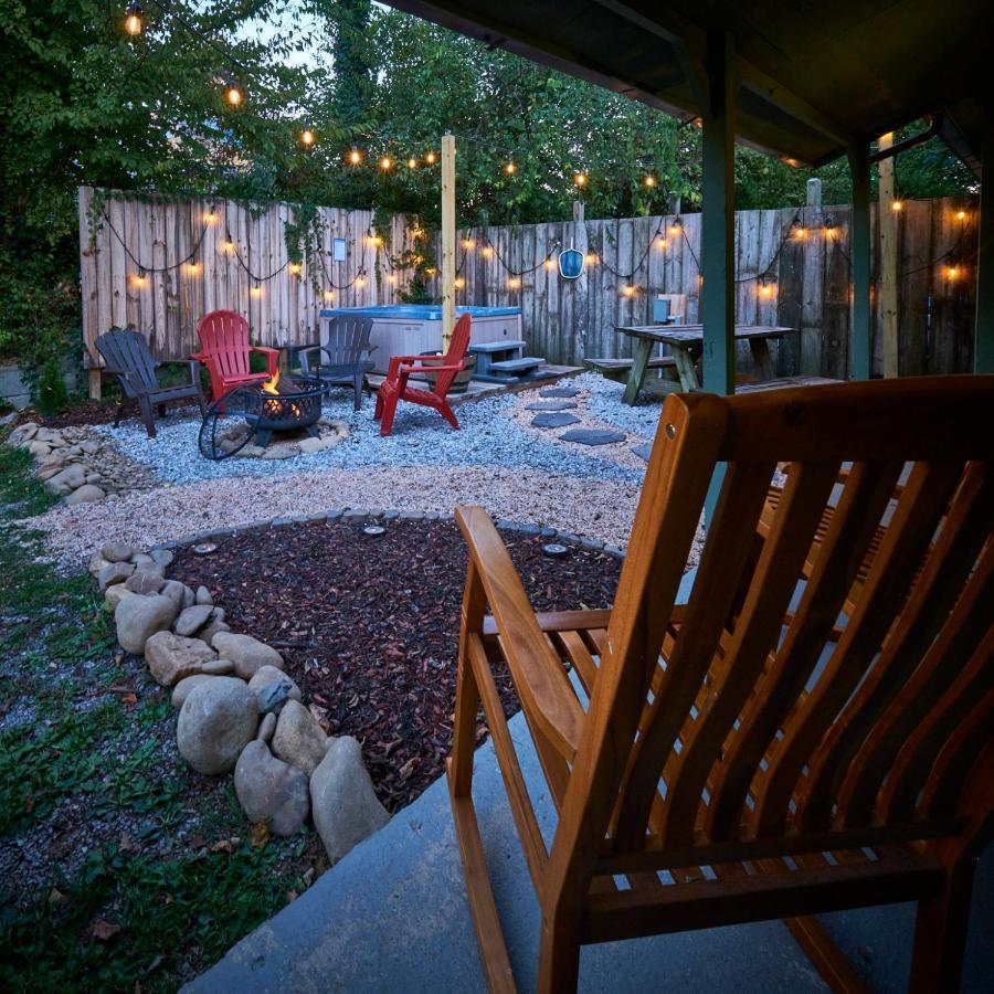 Steps From Downtown Pigeon Forge Parkway + Private Hottub And Firepit - Wifi - Firefly Bungalows Luaran gambar