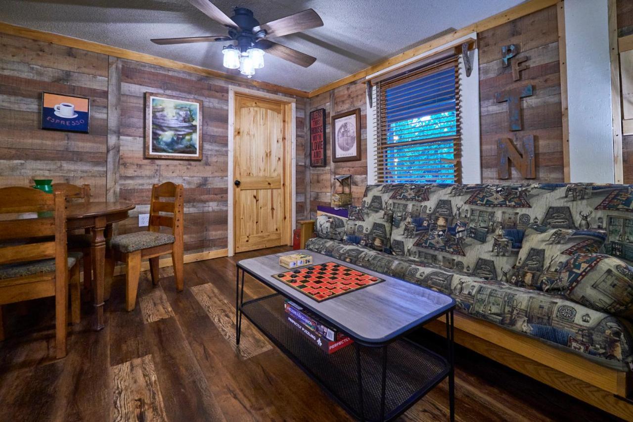 Steps From Downtown Pigeon Forge Parkway + Private Hottub And Firepit - Wifi - Firefly Bungalows Luaran gambar