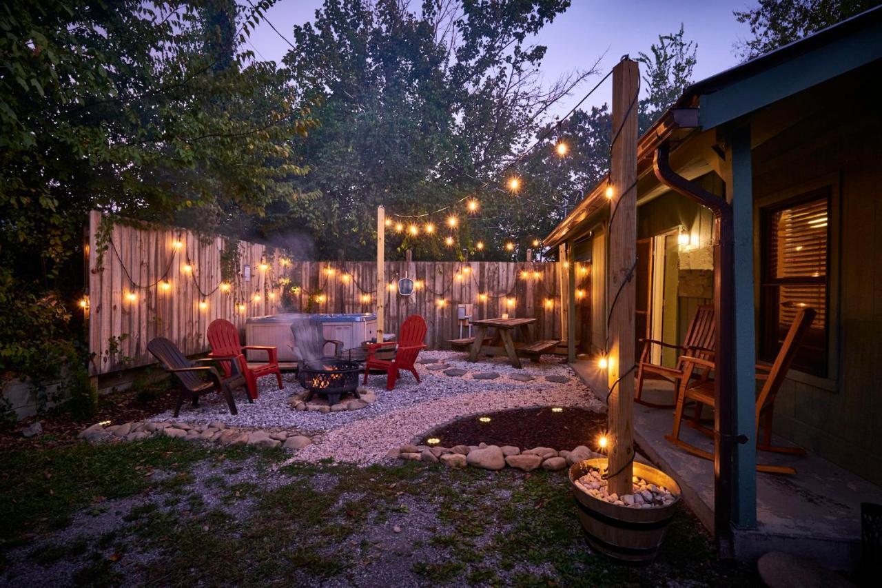 Steps From Downtown Pigeon Forge Parkway + Private Hottub And Firepit - Wifi - Firefly Bungalows Luaran gambar