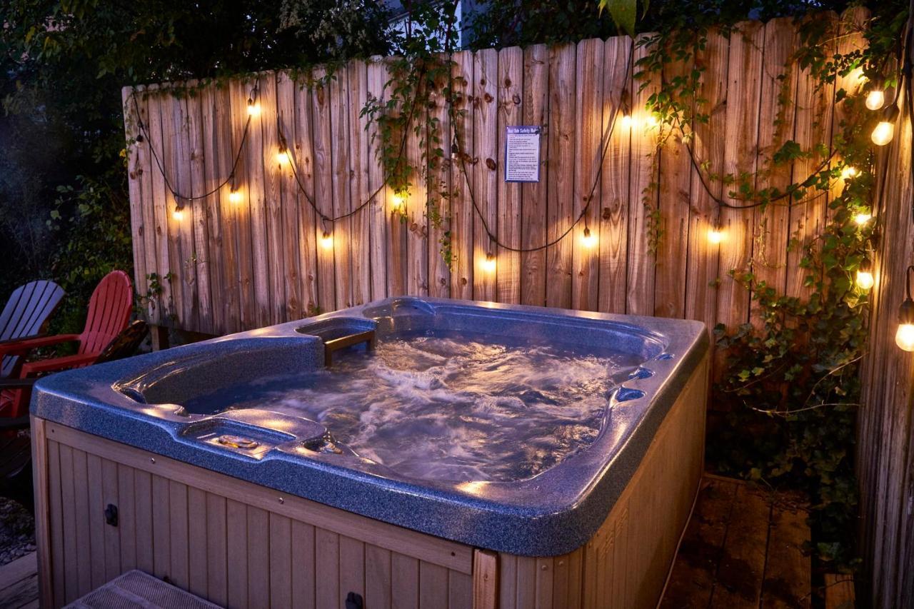 Steps From Downtown Pigeon Forge Parkway + Private Hottub And Firepit - Wifi - Firefly Bungalows Luaran gambar
