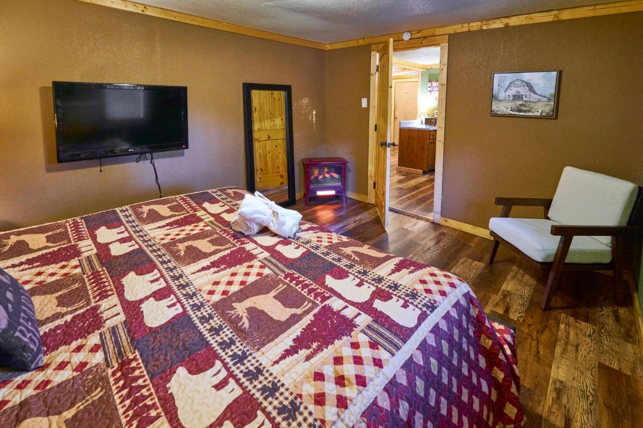 Steps From Downtown Pigeon Forge Parkway + Private Hottub And Firepit - Wifi - Firefly Bungalows Luaran gambar